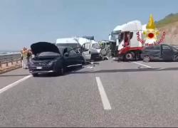 Incidente in autostrada a Eboli, camion si ribalta sulle auto in corsa, morti gli avvocati Mario Valiante e Wilma Fezza - VIDEO