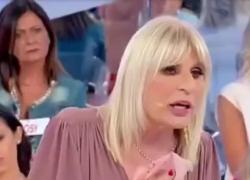 Uomini e Donne, Tina imita Gemma e scoppia il caos: tocca il seno e... VIDEO