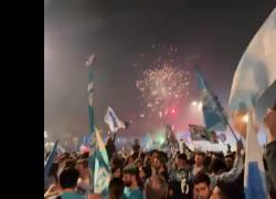 Scudetto Napoli, festeggiamenti pazzi in Piazza Plebiscito tra bandiere, cori e fuochi d'artificio - VIDEO