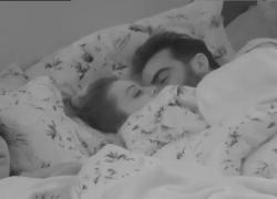 Bacio tra Sophie e Gianmaria, scatta la passione nella notte: sotto le coperte...VIDEO