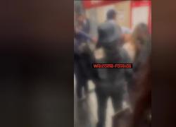 Metro di Roma, aggressione dei rom a due "colleghe" borseggiatrici che "non lavorano bene", il pestaggio davanti ai passeggeri - VIDEO