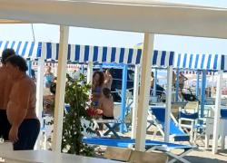 Forte dei Marmi, auto irrompe tra il Bagno Trieste ed il Bagno Roma e finisce sulla spiaggia. Secondo incidente in due giorni - VIDEO
