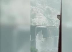 Randazzo (CT), parapetti ponte San Giuliano crollano mentre passano le auto, Anas: "Colpa delle forti piogge, avviati lavori di messa in sicurezza"- VIDEO