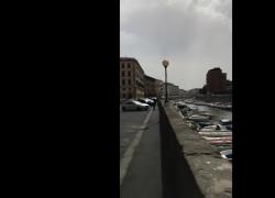 Livorno, donna picchia borseggiatore dopo lo scippo: il VIDEO