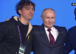 Sochi, selfie e abbracci tra l'italiano Jorit e Putin, lo zar: “Russia e Italia unite da arte e desiderio di libertà” - VIDEO 