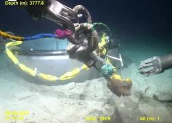 Titan, il recupero dei resti del sommergibile a 3.700 metri di profondità pubblicato dalla Guardia Costiera americana - VIDEO