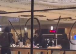 Proteste Los Angeles, manifestanti incappucciati assaltano e saccheggiano Apple Store, solo 5 iPhone ritrovati dalla polizia - VIDEO