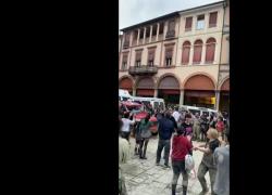 Faenza, i Vigili del Fuoco attraversano la piazza accolti dagli applausi: "Il pompiere paura non ne ha" - VIDEO
