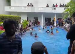 Sri Lanka in rivolta: manifestanti nella piscina del presidente dopo la protesta. VIDEO