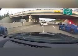 Usa, il gancio “grappler” della Polizia per catturare auto in fuga: cinghia di nylon sparata su ruota posteriore per immobilizzare veicolo – VIDEO