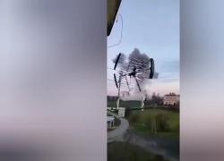 Missili in Polonia, esplosione nel villaggio di Przewodòw: ecco il momento dell'impatto - VIDEO
