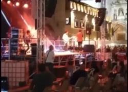 Bugo getta il microfono a terra e interrompe il concerto ad Ascolti Piceno: ecco perchè. VIDEO