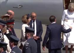 Brigitte Macron ignora Emmanuel, rifiutata la mano del marito sulla scaletta dell'aereo a Londra, ancora tensione fra i due - VIDEO 