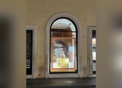 Roma, maxi-furto da Louis Vuitton in via dei Condotti, spaccata vetrata con auto, rubati "80 pezzi tra borse e accessori", in 3 in fuga - VIDEO