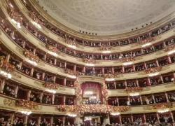 Prima della Scala 2021, Mattarella intona l'inno: per lui 5 minuti di applausi al grido di "bis" - VIDEO