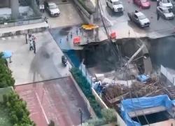 Bangkok, voragine profonda circa 50m aperta lungo Samsen Streen vicino ad ospedale Vajira causa “perdita in tubazione”, nessuna vittima - VIDEO