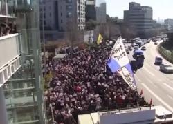 Corea Del Sud, proteste a Seul dopo il tentato arresto del presidente Yoon Suk Yeol, decine di migliaia in piazza - VIDEO