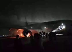 Giappone, incidente aereo in pista a Tokyo, scontro fra due velivoli, Japan Airlines si incendia e i 379 passeggeri fuggono nel fuoco - VIDEO