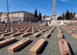 Roma, 1.040 bare in piazza del Popolo in ricordo dei morti sul lavoro, la Uil: "Sono le persone che non sono più tornate a casa" - VIDEO