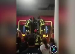 Uomo viaggia nascosto nell'intercapedine fra i vagoni di un treno Italo Venezia-Roma per non pagare il biglietto, soccorso dai Vvff - VIDEO