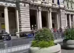 Tassisti assaltano Palazzo Chigi, rotto cordone polizia: urla e proteste a Draghi - VIDEO