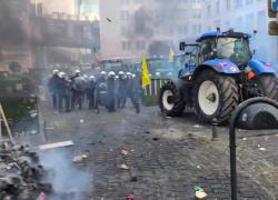 Bruxelles, protesta degli agricoltori: "No a Mercosur", trattori verso quartiere europeo, scontri con polizia e letame su edifici Ue - VIDEO
