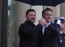 Incontro Zelensky-Macron a Parigi, presidente Ucraina contro revoca sanzioni Usa: "A Putin $10mld, li user&agrave; in guerra" - VIDEO