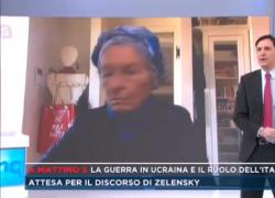 Emma Bonino fuma in diretta a Mattino Cinque, Vecchi la riprende e lei...VIDEO
