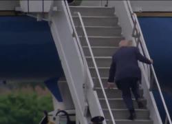 Usa, Donald Trump inciampa sulle scale dell'Air Force One come Joe Biden, anche Marco Rubio incespica poco dopo - VIDEO