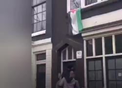 Amsterdam, tifosi israeliani del Maccabi di Tel Aviv strappano bandiere palestinesi esposte sulle finestre prima della partita con l'Aiax - VIDEO