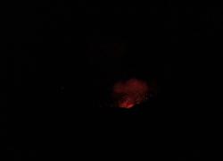 Etna, nuova eruzione dal cratere Voragine, le immagini spettacolari della lava fluorescente nel buio della notte - VIDEO