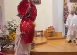 Prete cade con uovo di Pasqua a Vallecrosia, in Liguria. Don Rito Alvarez su Facebook: "Pesava 10 kg. Sto bene" - VIDEO