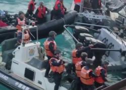 Scontro tra guardia costiera cinese e marina filippina nel Mar Cinese Meridionale, Manila: "Abbordaggio, loro armati di asce e coltelli" - VIDEO 