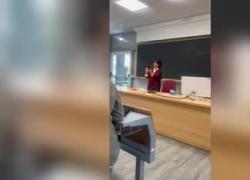 Donatella Di Cesare, giovani di Forza Italia interrompono sua lezione dopo caso Balzerani mostrando vittime Br, lei: "Intimazione squadrista" - VIDEO 