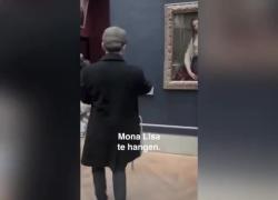 Louvre, 2 tiktoker belgi attaccano proprio ritratto accanto alla Gioconda, cornice costruita con i Lego dentro Museo per eludere sicurezza - VIDEO