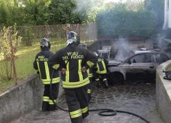 Milano, auto elettrica esplode a Pantigliate per "problema durante la carica", la famiglia: "Salvi per miracolo" - VIDEO