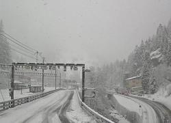 Svizzera, deragliato treno con a bordo 80 persone dopo valanga tra Goppenstein e Briga nel Cantone Vallese, diversi feriti - VIDEO