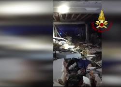 Viterbo, esplosione per una fuga di gas nel centro accoglienza migranti San Lorenzo Nuovo, crollata palazzina di due piani, 30 persone ferite - VIDEO