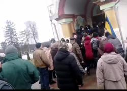 Ucraina, anziani cristiani ortodossi picchiati da milizie governative davanti a chiesa di Chernivtsi: "pestati perché fedeli al Patriarcato di Mosca" - VIDEO