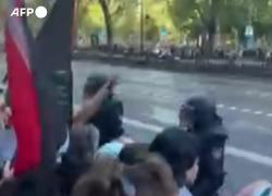 Madrid, ultima tappa della Vuelta annullata a - 56km dal traguardo per proteste di oltre 100mila pro-Pal, Sánchez: "Sostegno ai manifestanti" - VIDEO