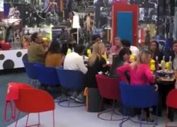 Manila Nazzaro perde due denti mentre mangia: il crollo in diretta - VIDEO
