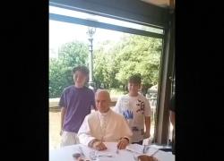 Papa Leone XIV al ristorante manda un saluto a un fedele: "Ciao Claudio, forza Roma" - il VIDEO virale del pontefice