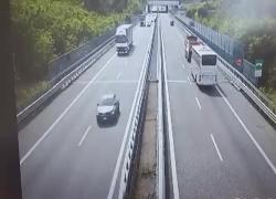 Incidente in Pedemontana a Lomazzo, autobus con scolaresca tampona camion, coinvolti 30 bambini, morta una maestra - VIDEO