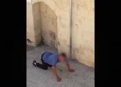 Cisgiordania, soldato Idf obbliga bambino palestinese a imitare un cane sotto minaccia di una pistola, poi pubblica VIDEO sui social
