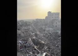 Gaza, un padre mostra alle due figlie piccole la devastazione della Striscia: il VIDEO della distruzione scientifica firmata Idf