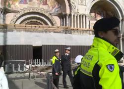 Venezia, allarme bomba, evacuata Piazza San Marco, artificieri per borsa e trolley dimenticati da 2 turisti, multa di 50 € - VIDEO