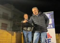 Cateno De Luca, malore improvviso durante il comizio, ricoverato: i colpi di tosse e poi il mancamento - VIDEO
