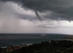 Sicilia, tromba marina a Cefalù: Il VIDEO
