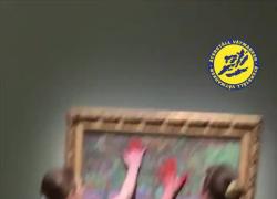 Svezia, eco-attiviste imbrattano di vernice rossa un quadro di Monet a Stoccolma - VIDEO