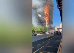 Incendio via Antonini Milano, palazzo di 15 piani in fiamme: 20 persone intossicate. VIDEO
